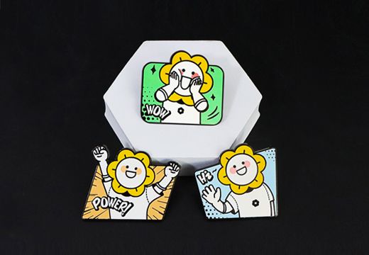 燦爛笑臉不規(guī)則徽章定制